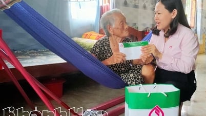 Công đoàn cơ sở Ngân hàng Chính sách xã hội tỉnh thăm, tặng quà các Bà mẹ Việt Nam anh hùng và gia đình có công với cách mạng
