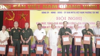 Phường Tây Mỗ tặng quà, tri ân người có công