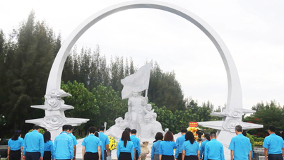 Liên đoàn Lao động tỉnh dâng hương, dâng hoa tại Khu tưởng niệm chiến sĩ Gạc Ma