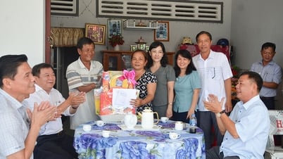 Standing Vice Chairman of the Vietnam Fatherland Front Committee of An Giang province visited and presented gifts to policy families in Binh Thanh Dong commune