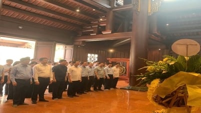 Uỷ viên Ban Chấp hành Trung ương Đảng, Phó Thủ tướng Chính phủ, Bộ trưởng Bộ Ngoại giao Bùi Thanh Sơn dâng hương tại Đền thờ liệt sĩ tại Chiến trường Điện Biên Phủ