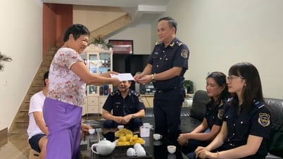 Chi cục Hải quan khu vực XVI tặng quà gia đình chính sách - Báo Cao Bằng điện tử