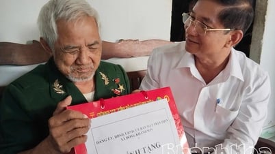 Xã Đông Khánh Sơn: Thăm, tặng quà 10 gia đình có công với cách mạng