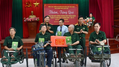 Ban Thanh niên Quân đội thăm, tặng quà Trung tâm Điều...