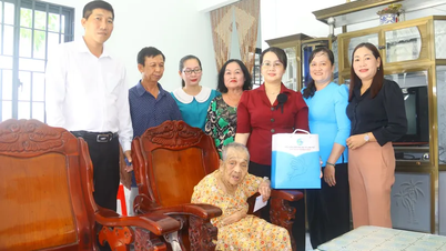 Visit and give gifts to policy families in Vi Tan ward