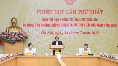 Thủ tướng: Phải bằng mọi cách tiếp cận những nơi bị chia cắt do bão lũ, thiên tai