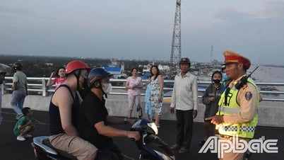 Cảnh sát giao thông yêu cầu người dân không được lên cầu Rạch Miễu 2 khi công trình chưa hoàn thành