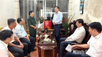 Lãnh đạo Đoàn đại biểu Quốc hội tỉnh thăm, tặng quà gia đình thương binh, liệt sĩ, người có công