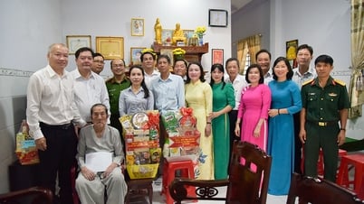 Phó Bí thư Thường trực Đảng ủy Các cơ quan Đảng tỉnh An Giang thăm, tặng quà gia đình chính sách