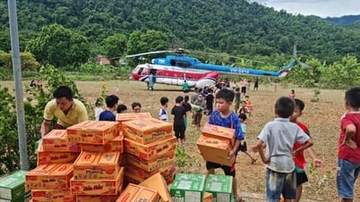 Bộ Quốc phòng tiếp tục huy động trực thăng mang hàng cứu trợ vùng lũ Nghệ An