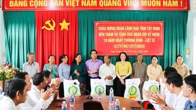 Đoàn công tác Tây Ninh thăm, tặng quà gia đình người có công tại xã Thới Thuận