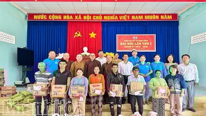 Trao 65 suất quà đến gia đình chính sách ở xã Tây Khánh Vĩnh