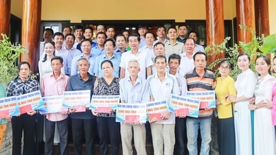 Ban Nội chính Trung ương tặng 10 căn nhà tình nghĩa cho gia đình chính sách tỉnh Vĩnh Long