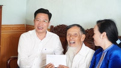 Phó Bí thư Tỉnh ủy Lâm Đồng Lưu Văn Trung thăm, tặng quà người có công tại xã Thuận Hạnh