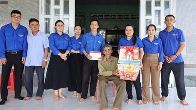 Đoàn Thanh niên xã Hòa Điền tặng quà, tổ chức bữa cơm tri ân gia đình chính sách