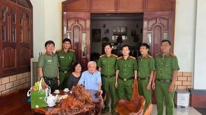 Công an xã Tân Châu thăm, tặng quà các gia đình chính sách