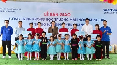 Phó Chủ tịch Ủy ban Trung ương MTTQ Việt Nam Hà Thị Nga dự lễ trao phòng học tại Trung Hà