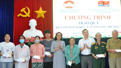 Tặng quà tri ân thương binh, người có công