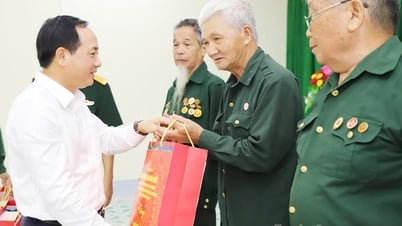 Đại tướng Trịnh Văn Quyết tặng quà thương, bệnh binh, gia đình liệt sĩ tại xã Vị Xuyên