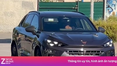 Rashford đổi xe khi tới Barcelona