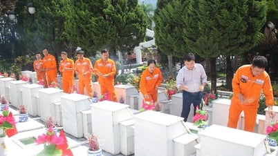 Đoàn công tác của nhà máy Thủy điện Nậm Má dâng hương các Anh hùng liệt sỹ tại Vị Xuyên