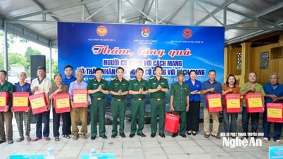 Trao tặng hàng chục suất quà tri ân người có công tại Khu di tích Truông Bồn