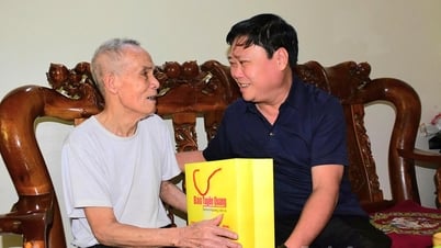 Báo và phát thanh, truyền hình Tuyên Quang thăm, tặng quà các gia đình chính sách nhân dịp 27-7