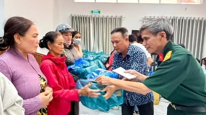 350 phần quà được trao tặng tại xã Năm Căn
