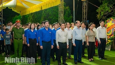 Đồng chí Phó Bí thư Tỉnh ủy, Chủ tịch Uỷ ban MTTQ Việt Nam tỉnh dự lễ thắp nến tri ân các Anh hùng, liệt sĩ tại Nghĩa trang liệt sĩ Yên Mô