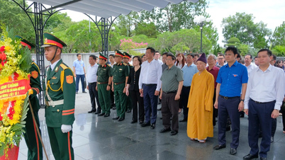 Thủ tướng Chính phủ tri ân các anh hùng liệt sĩ và dâng hương tại Khu lưu niệm Tổng Bí thư Lê Duẩn