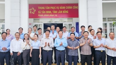 Chủ tịch UBND tỉnh Lâm Đồng Hồ Văn Mười kiểm tra tại Trung tâm Phục vụ hành chính công xã Tân Minh