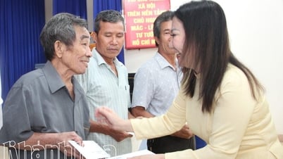 Hội UNESCO tỉnh Khánh Hòa và Công ty TNHH Tâm Hương thăm, tặng quà người có công với cách mạng