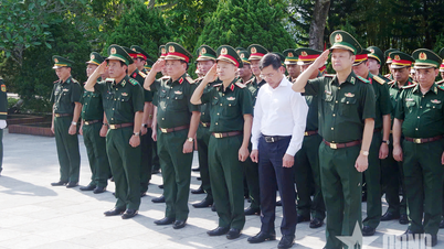 Thượng tướng Hoàng Xuân Chiến dâng hương, tưởng nhớ các Anh hùng liệt sĩ tại Khu Di tích lịch sử Quốc gia Pò Hèn