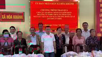Xã Hòa Khánh trao quà cho gia đình chính sách
