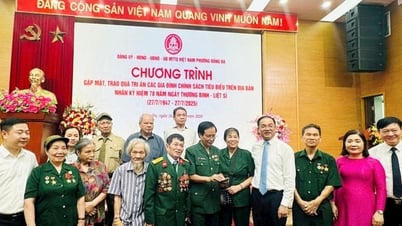 Phường Đống Đa gặp mặt, trao quà tri ân 135 gia đình chính sách tiêu biểu