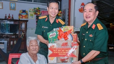 Chỉ huy trưởng Bộ Chỉ huy Quân sự tỉnh An Giang thăm gia đình chính sách xã Giang Thành và Vĩnh Điều