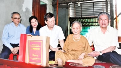 Chánh án Tòa án nhân dân tối cao Lê Minh Trí thăm, tặng quà gia đình chính sách tại Vĩnh Long