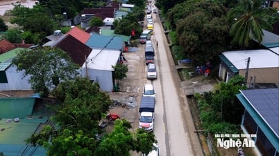 Ô tô ùn ùn ngược lên miền Tây xứ Nghệ sau khi thông tuyến, mang hàng hóa cứu trợ đến với đồng bào