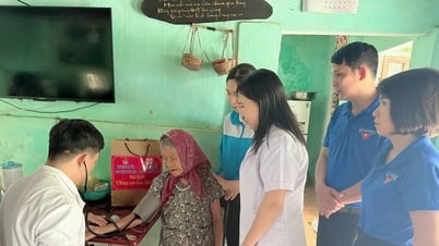 "Chúng con luôn bên Mẹ"
