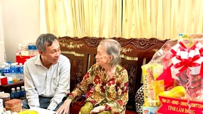 Đồng chí Nguyễn Văn Tám thăm, tặng quà Anh hùng Lực lượng vũ trang