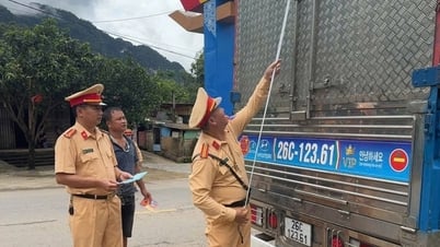 Cảnh sát giao thông tổng kiểm tra, xử lý phương tiện kinh doanh vận tải