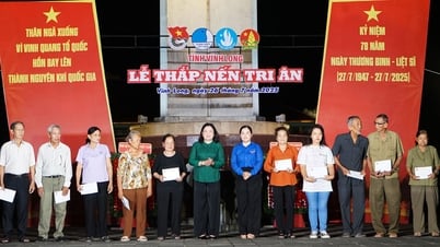 Đoàn viên, thanh niên thắp nến tri ân