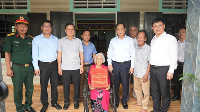 Phó Thủ tướng Bùi Thanh Sơn thăm và tặng quà các gia đình chính sách ở Huế