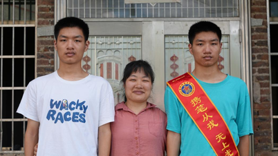 Cặp song sinh trường làng cùng trúng tuyển vào trường quân đội danh giá