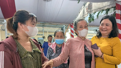 Tặng quà, khám chữa bệnh cho người có công ở quê hương Đồng Khởi