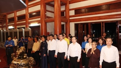 Lễ thắp nến tri ân các Anh hùng liệt sĩ tại Nghĩa trang Liệt sĩ tỉnh và Nghĩa trang Liệt sĩ Quốc gia Vị Xuyên