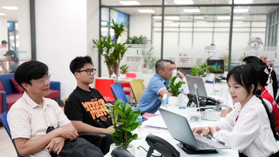 Phụ huynh, thí sinh liên tục đến trực tiếp để đăng ký nguyện vọng 1 vào UEF