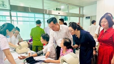 Phường Láng khám bệnh, tặng quà tri ân hơn 330 người có công