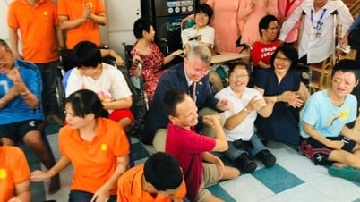 Đại sứ Karl Van Den Bossche thăm và tặng quà cho nạn nhân chất độc da cam tại TP. Hồ Chí Minh