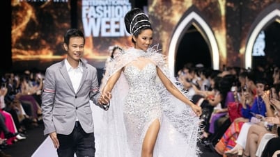 Hoa hậu H'Hen Niê tỏa sáng lộng lẫy làm vedette trong đêm cuối tuần lễ thời trang